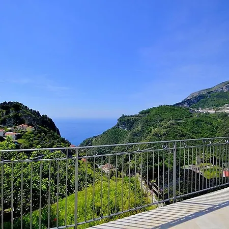 Sleeps 2 With Pool And Air Con