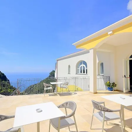 Sleeps 2 With Pool And Air Con