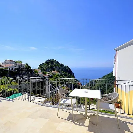 Sleeps 2 With Pool And Air Con