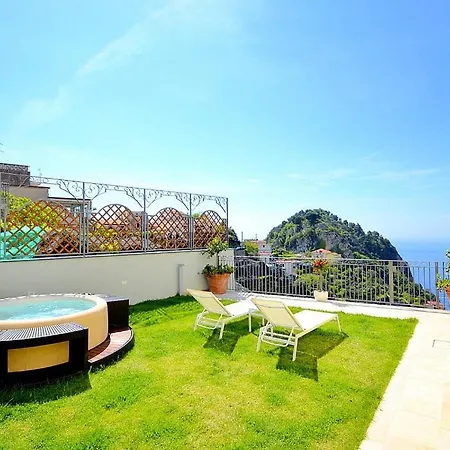 Sleeps 2 With Pool And Air Con *