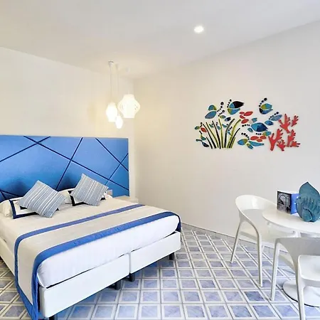 Sleeps 2 With Pool And Air Con