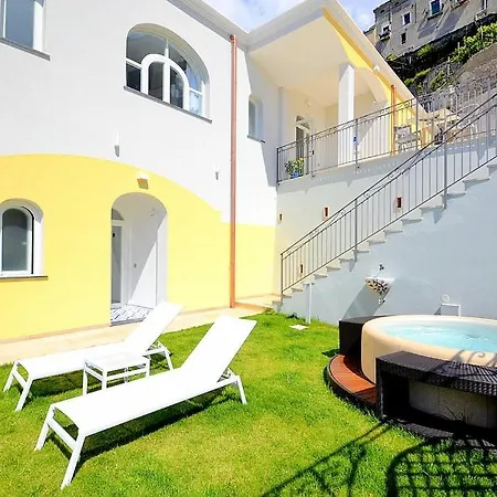 Sleeps 2 With Pool And Air Con