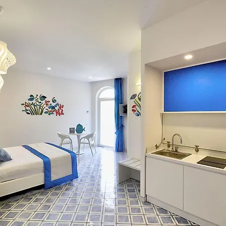 Sleeps 2 With Pool And Air Con *