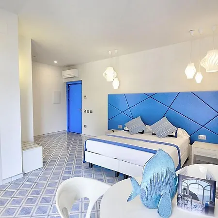 Sleeps 2 With Pool And Air Con *