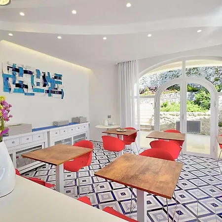 Sleeps 2 With Pool And Air Con *